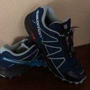 9.5 women’s Salomon tennis shoes